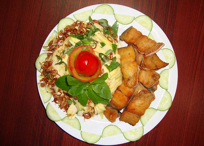 cach-lam-mon-goi-kho-ca-dua-1-nang-tron-xoai