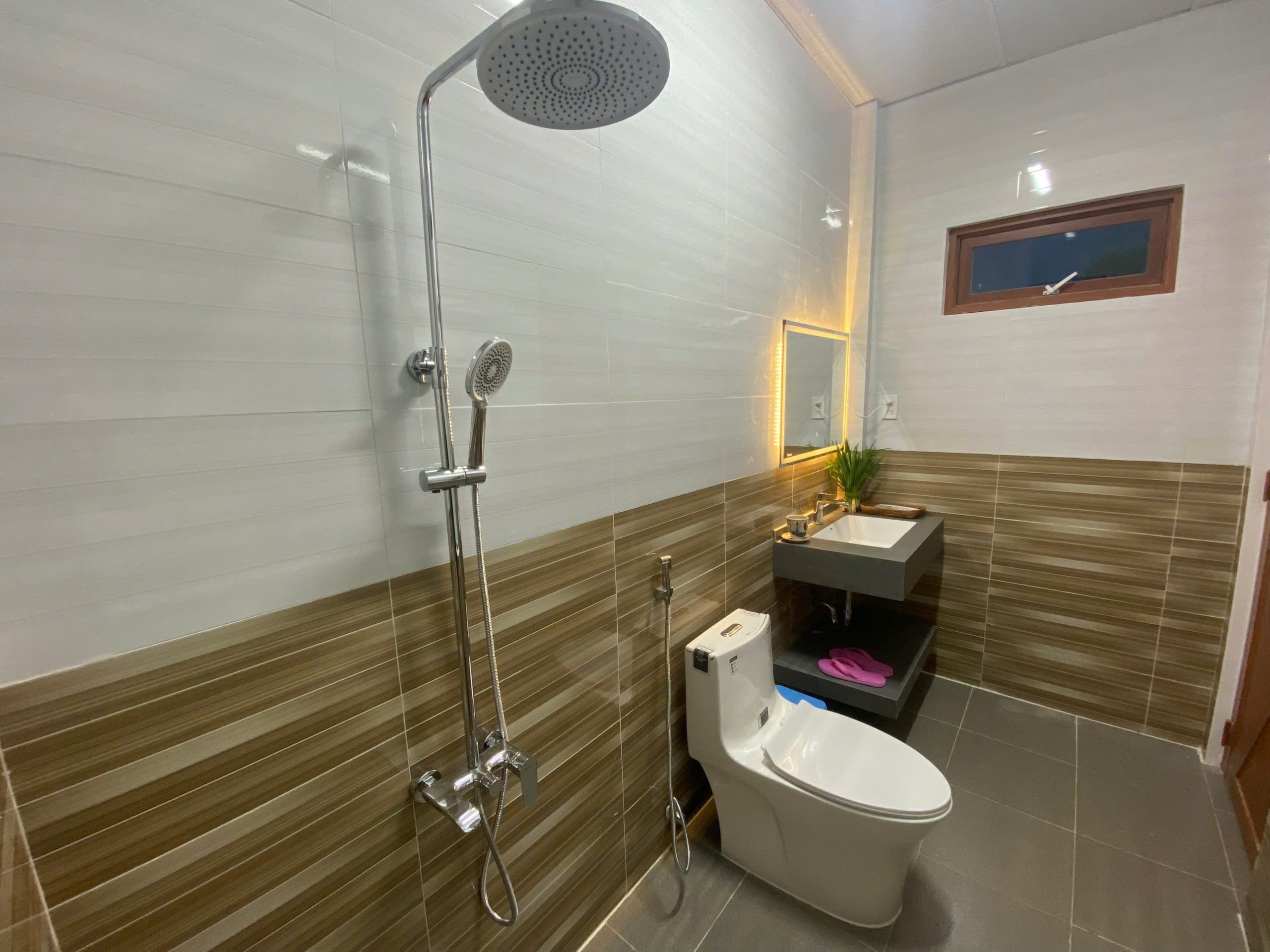 Nhà vệ sinh hiện đại tại Gió Biển Homestay