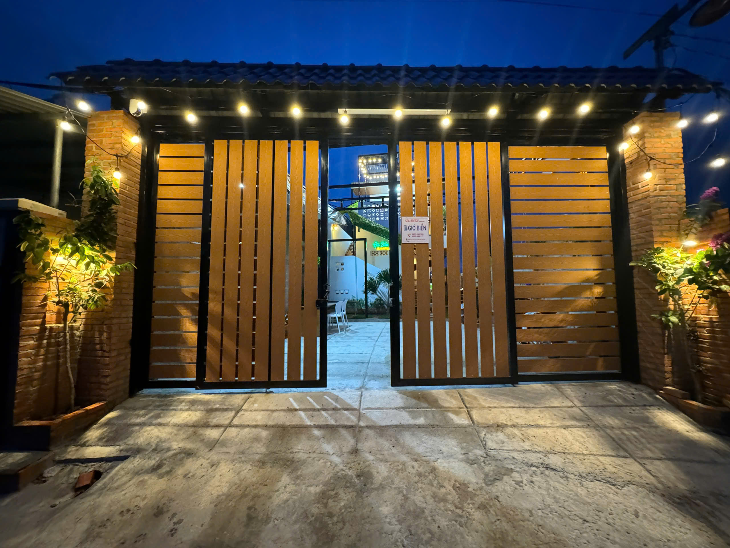 Cổng homestay Gió Biển