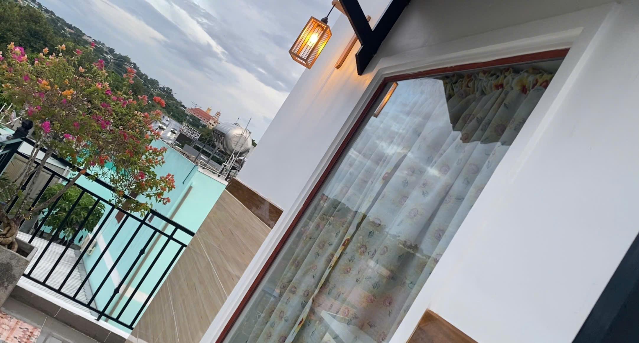 Ngoại cảnh tại ban công chung của Gió Biển Homestay